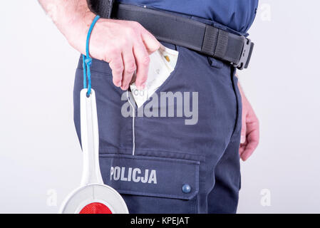Annahme von Bestechungsgeldern von korrupten polnischen Polizisten Stockfoto