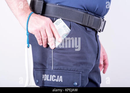 Annahme von Bestechungsgeldern von korrupten polnischen Polizisten Stockfoto