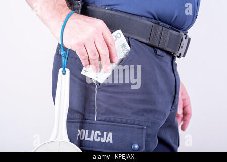 Annahme von Bestechungsgeldern von korrupten polnischen Polizisten Stockfoto