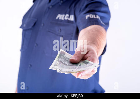 Annahme von Bestechungsgeldern von korrupten polnischen Polizisten Stockfoto