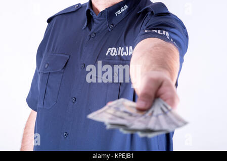Annahme von Bestechungsgeldern von korrupten polnischen Polizisten Stockfoto