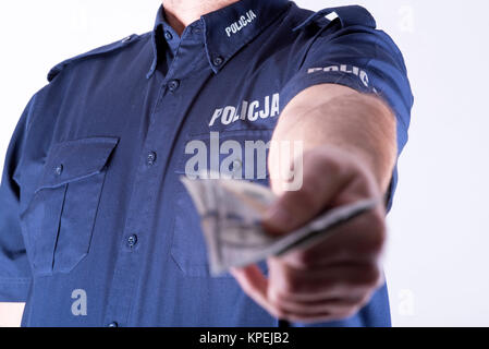 Annahme von Bestechungsgeldern von korrupten polnischen Polizisten Stockfoto