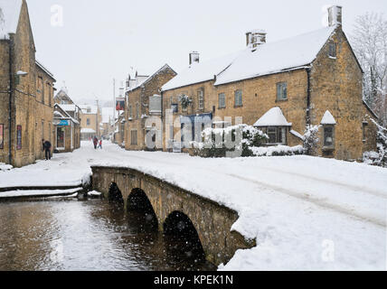 Sherborne Street in Bourton auf dem Wasser, im Schnee zu Weihnachten. Bourton auf dem Wasser, Cotswolds, Gloucestershire, England Stockfoto