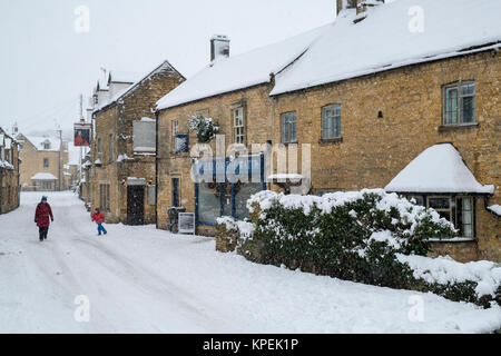 Sherborne Street in Bourton auf dem Wasser, im Schnee zu Weihnachten. Bourton auf dem Wasser, Cotswolds, Gloucestershire, England Stockfoto