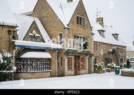 High Street in Bourton auf dem Wasser, im Schnee zu Weihnachten. Bourton auf dem Wasser, Cotswolds, Gloucestershire, England Stockfoto