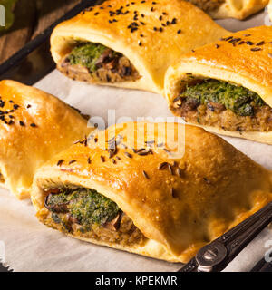 Stettin Gebäck - frittierter Hefeteig gefüllt mit Fleisch oder vegetarisch. Stockfoto