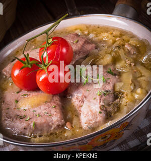 Fricandeau gebraten mit Zwiebeln Stockfoto