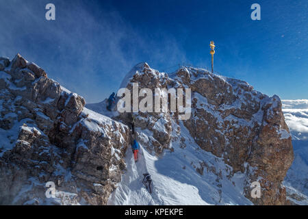 Bergsteiger auf dem Gipfel der Zugspitze Stockfoto