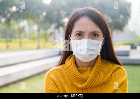 Asiatische junge Frau das Tragen der Maske Stockfoto