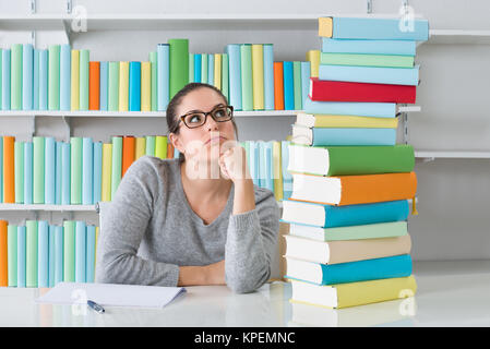 Die Betrachtung Frau am Schreibtisch sitzen Stockfoto