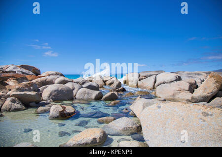 Binalong Bay im Nordosten Tasmanien, am südlichen Ende der Bucht von Bränden, Tasmanien, Australien, auf einem schönen blauen Himmel. Stockfoto