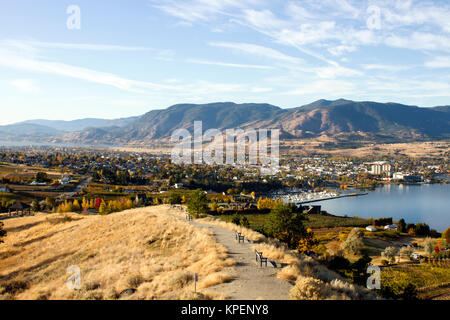 Ansicht der Stadt von Penticton aus Münster, Berg. Penticton ist eine kleine Stadt im Okanagan Valley, British Columbia, Kanada. Stockfoto