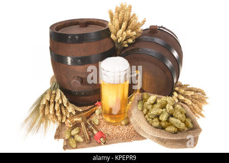 Bier Glas mit Fässern Stockfoto