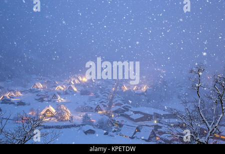 Shirakawago aufleuchtenden Schneefall Stockfoto