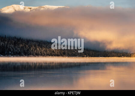 Winter Sonnenaufgang am Donner Lake, Kalifornien. Stockfoto