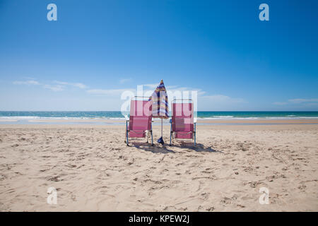 Zwei einsame Liegen am Meer Stockfoto