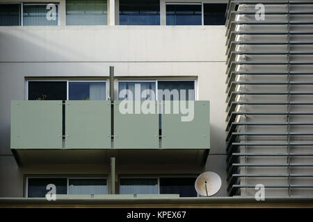 Mehrfamilienhaus mit Balkon Stockfoto