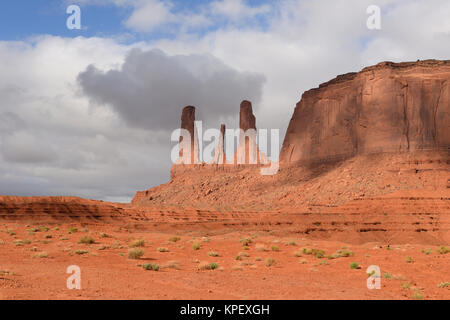 Sandstein Ausbildung von drei Schwestern - in der Nähe der einzigartigen Sandstein Turmspitzen, genannt "Drei Schwestern", die im Monument Valley, Utah und Arizona, USA. Stockfoto