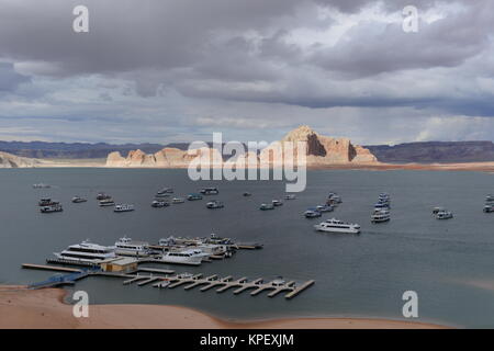 Wahweap Bay der Lake Powell - stürmischer Frühling, Hausboote, Boote, Luxusyachten sind in Wahweap Bay der Lake Powell verstreut. Stockfoto