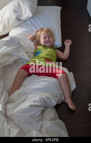 Baby weinen auf Bettwäsche, Stockfoto