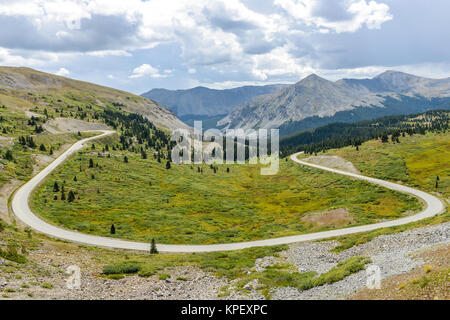 Sommer Mountain Road - Spätsommer Blick auf einen malerischen Berg Straße in der Nähe der Gipfel (wurden 12 126 ft/3,696 m) Der Cottonwood Pass, Colorado, USA. Stockfoto