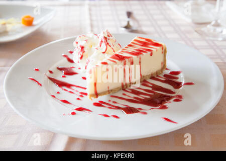 Käsekuchen mit Erdbeermarmelade Stockfoto