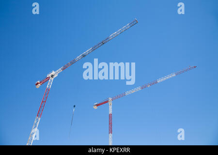 zwei Kräne im blauen Himmel Stockfoto