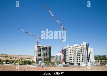 Zwei Kräne in der Bauwirtschaft Seite Stockfoto