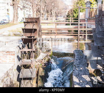 Alten Eisenrad eine Wassermühle. Ruine einer Wassermühle. Stockfoto