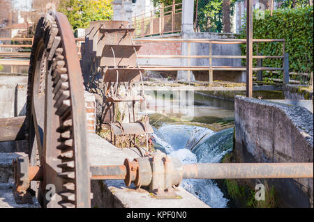 Alten Eisenrad eine Wassermühle. Ruine einer Wassermühle. Stockfoto