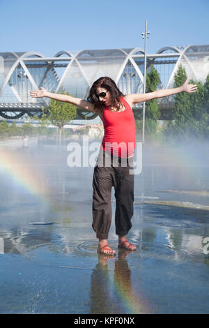 Schwangere tanzen auf einem Brunnen Stockfoto