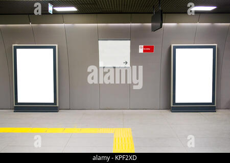 Zwei große vertikale Ausrichtung Hochformat leer Anschlagtafel auf moderne, weiße Wand mit U-Bahn Halle Stockfoto