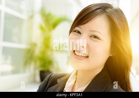 Fröhlicher junger Asian Business Frau Stockfoto