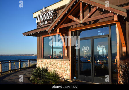 Holz Kaffee am Boulevard Park in Bellingham Washington. Bellingham Bay ist nur über das Geländer. Zwei Kunden sind am Fenster sitzen und einige c Stockfoto