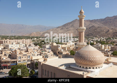 NIZWA, OMAN - 26.November: Blick über die Große Moschee und die Altstadt von Nizwa. November 26, 2015 in Nizwa, Sultanat Oman Stockfoto