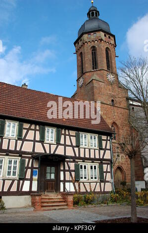 Kirchturm und Fachwerkhaus in Kandel in der Pfalz Stockfoto