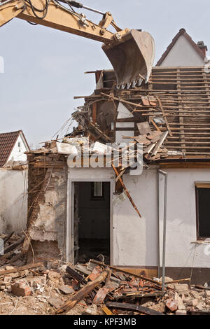 Eine große Spur Hoe Bagger Abriss eines alten Hauses Stockfoto