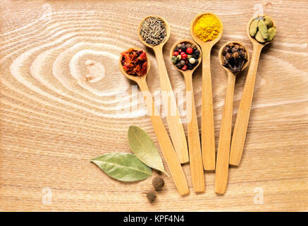 Aus mehreren Gewürzen in Holzlöffel. Stockfoto