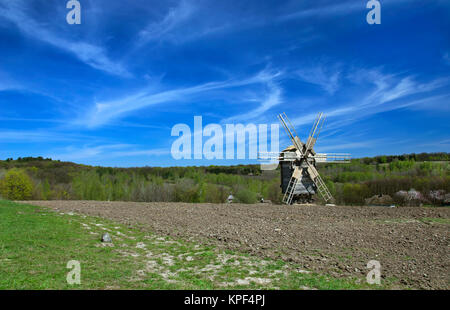 Landschaft mit einer Windmühle in den Furchen des Feldes. Stockfoto