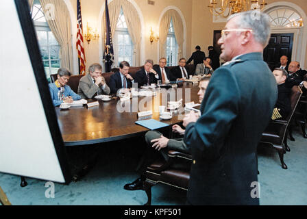 Präsidenten der Vereinigten Staaten Bill Clinton trifft sich mit den gemeinsamen Stabschefs im Schaltschrank des Weißen Hauses in Washington, DC am 3. Januar 1994. Steht auf der rechten Seite ist General John Shalikashvili, Vorsitzender des Generalstabs. Am Tisch von Links nach Rechts: Jenonne Walker, Special Assistant Präsident Clinton links; Leon Fürth, Nationaler Sicherheitsberater des Vice President; Vizepräsident Al Gore, Präsident Clinton; Nationaler Sicherheitsberater Anthony Lake und dem Stellvertretenden Nationalen Sicherheitsberater Sandy Berger. Credit: das Weiße Haus über CNP/MediaPunch Stockfoto