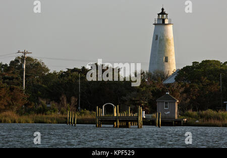 NC-01064-00... NORTH CAROLINA - Silver Lake Harbour und die Ocracoke Island Leuchtturm bei Sonnenuntergang in der Stadt Ocracoke. Stockfoto