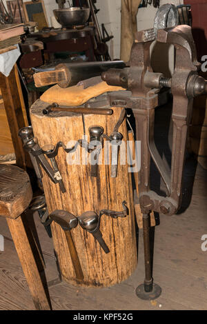 Werkzeuge in Colonial Williamsburg silberschmiede Shop. Stockfoto