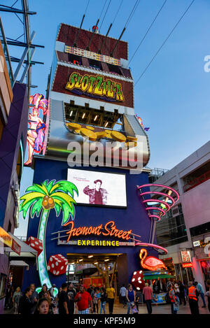 Slotzilla Eine beliebte Zip Line Fahrt auf der Fremont Street in der Innenstadt von Las Vegas Stockfoto