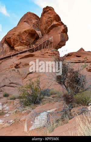 Felsformation und Treppenaufgang zum petraglyth Wand an der Tal des Feuers Park, Moapa, Nevada führenden Stockfoto