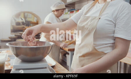 Baker ist wiegt Teig Zutaten zum Backen Stockfoto