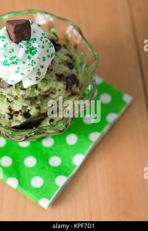 Mint Eis mit Schokolade toppings Stockfoto