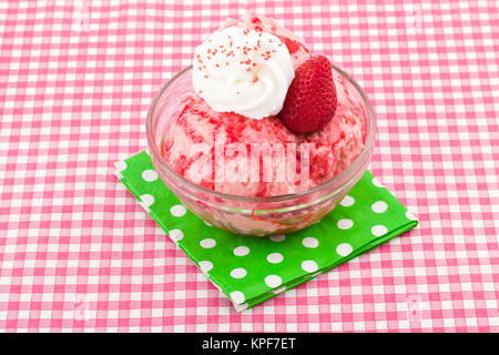 Erdbeereis mit Sahne Sirup und Erdbeere toppings Stockfoto