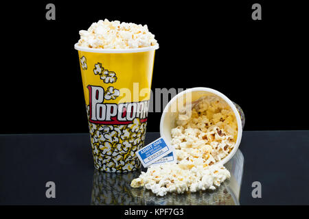 Zwei eimer Popcorn mit Tickets Stockfoto