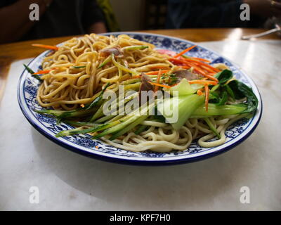 Mongolische Nudelsuppe mit Rindfleisch. Reisen in Tianjin City, China, 19. Oktober, Jahr 2017 Stockfoto