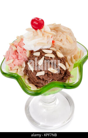 Drei Kugeln Eis mit cherry Toppings Stockfoto